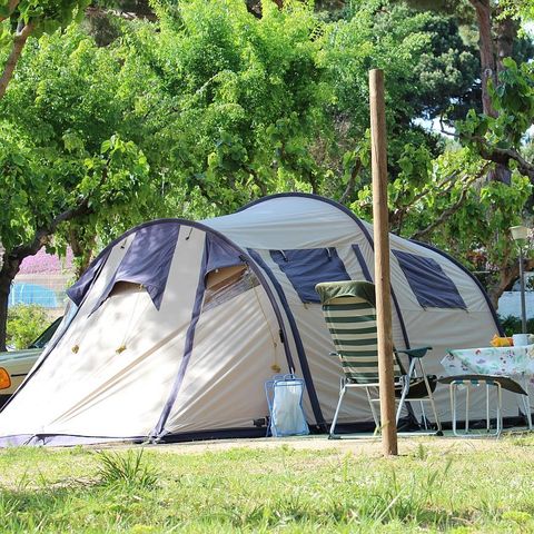 Emplacement - Plus - 1 voiture - Tente - Caravane ou camping-car - Électricité 2