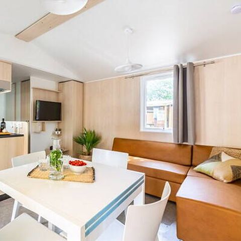 MOBILHOME 4 personnes - Ultimate | 2 Ch. | 4 Pers. | Terrasse couverte | Jacuzzi | Douche extérieure | 1 SDB | Clim. | TV
