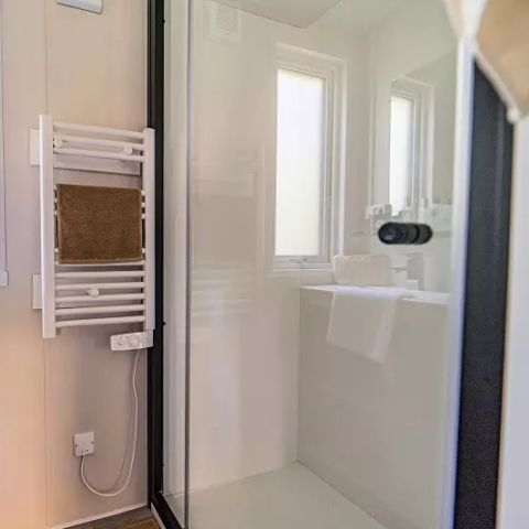 MOBILHOME 4 personnes - Duo Premium 3 Pièces 4 Personnes Jacuzzi + Climatisé + TV 