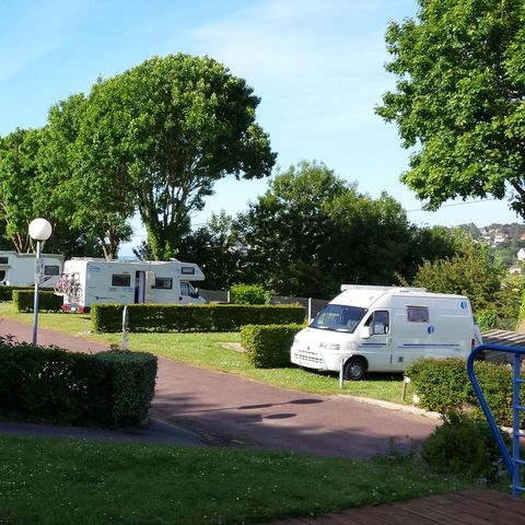 Emplacement - Forfait Nature - 1 tente - Caravane ou camping-car / - 1 voiture