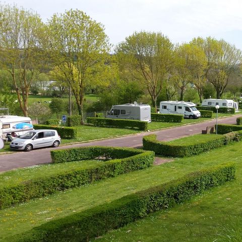 Emplacement - Forfait Nature - 1 tente - Caravane ou camping-car / - 1 voiture