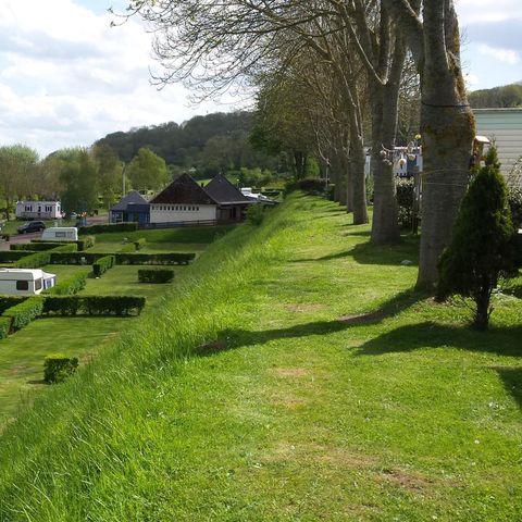 Emplacement - Forfait Nature - 1 tente - Caravane ou camping-car / - 1 voiture