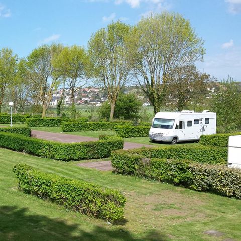 Emplacement - Forfait Confort - 1 tente - Caravane ou camping-car / - 1 voiture - / électricité 16A