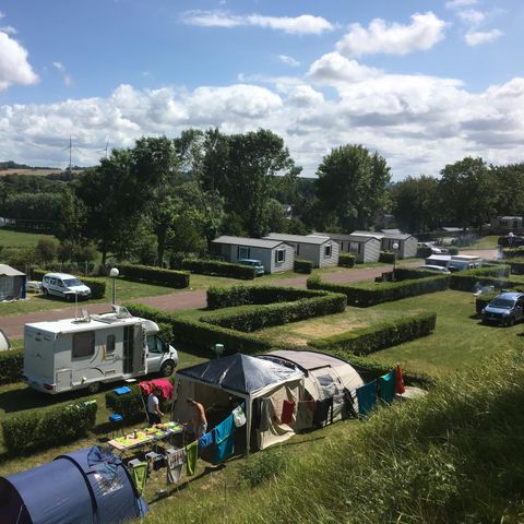 Emplacement - Forfait Confort - 1 tente - Caravane ou camping-car / - 1 voiture - / électricité 16A