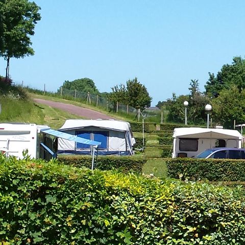 Emplacement - Forfait Confort - 1 tente - Caravane ou camping-car / - 1 voiture - / électricité 16A