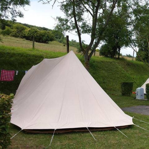 Emplacement - Forfait Confort - 1 tente - Caravane ou camping-car / - 1 voiture - / électricité 16A