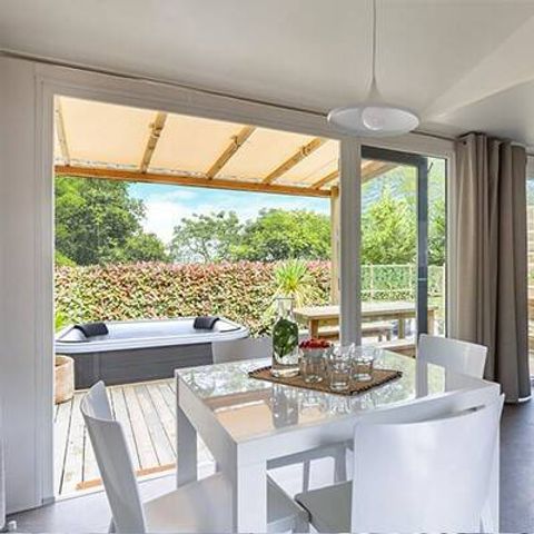 MOBILHOME 4 personnes - Mobil-home | Ultimate | 2 Ch. | 4 Pers. | Terrasse surélevée | Jacuzzi | Douche tropicale | Clim. | TV