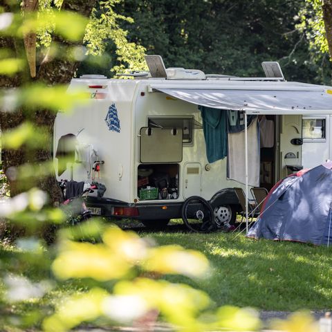 Emplacement - Forfait Confort (1 tente, caravane ou camping-car / 1 voiture / électricité 10A) 2 pers