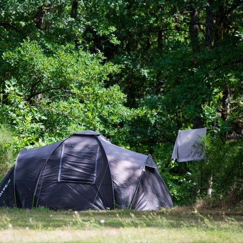 Emplacement - Forfait Confort (1 tente, caravane ou camping-car / 1 voiture / électricité 10A) 2 pers