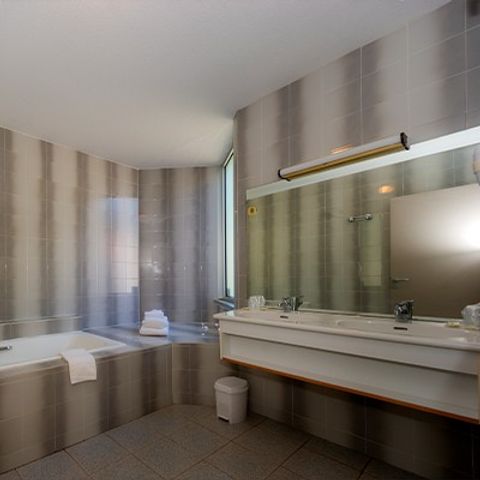 CHAMBRE 4 personnes - Chambre | 4 Pers. | Terrasse surélevée | TV