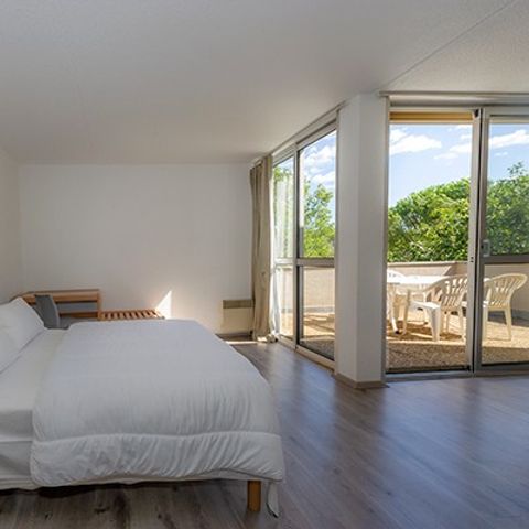 CHAMBRE 4 personnes - Chambre | 4 Pers. | Terrasse surélevée | TV