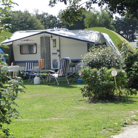 Emplacement - Forfait Confort (1 tente + 1 voiture ou 1 caravane +1 voiture ou 1 camping car/ électricité 6A)
