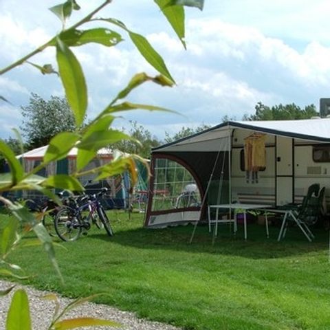 Emplacement - Forfait Privilège(1 tente + 1 voiture ou 1 caravane + 1 voiture ou camping-car /électricité 13A)+Raccordement eau et évacuation des eaux usées