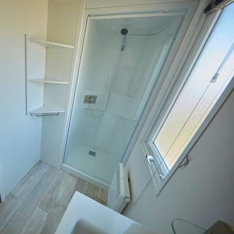 MOBILHOME 6 personnes - Mobil-home | Premium | 3 Ch. | 6 Pers. | Terrasse surélevée | 2 SDB | Clim.