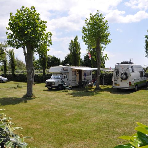 Emplacement - Voiture + douches chaudes + électricité 10A