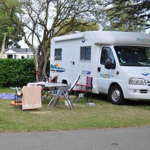 Emplacement - Empl. Raccordement Eau et Evacuation + voiture + douches chaudes + électricité 10A