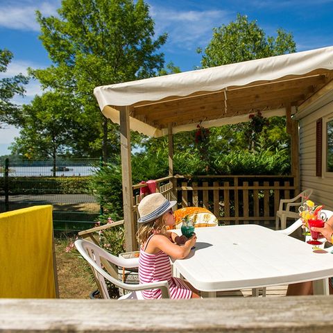 Mobilhome 4 personnes - Mobil-home | Comfort XL | 2 Ch. | 4 Pers. | Terrasse surélevée | Clim. | TV