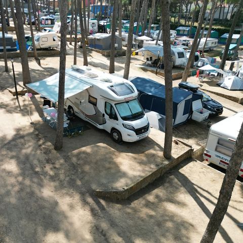 Emplacement - Standard Confort - 60-75m2 - : voiture - Caravane ou camping-car ou tente - Électricité