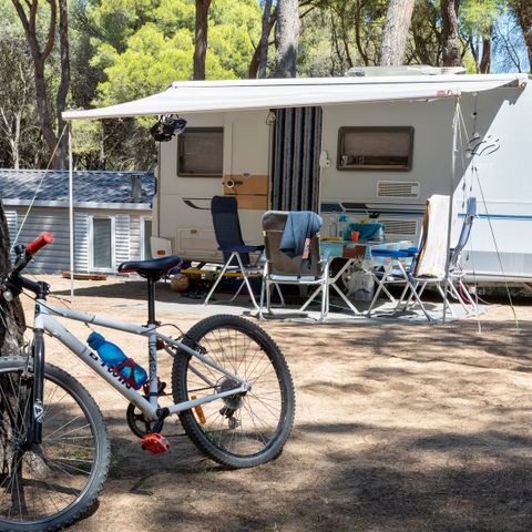 Emplacement - Standard Confort - 60-75m2 - : voiture - Caravane ou camping-car ou tente - Électricité
