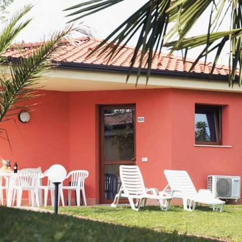 BUNGALOW 6 personnes - 2 Chambres | Capacité 6 personnes | Petite Terrasse | 1 Salle de bain | Climatisation | TV