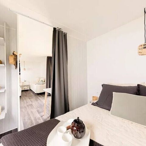 Tente en toile et en bois 4 personnes - Coco Sweet | 2 Ch. | 4 Pers. | Terrasse surélevée | 1 SDB | Clim. | TV