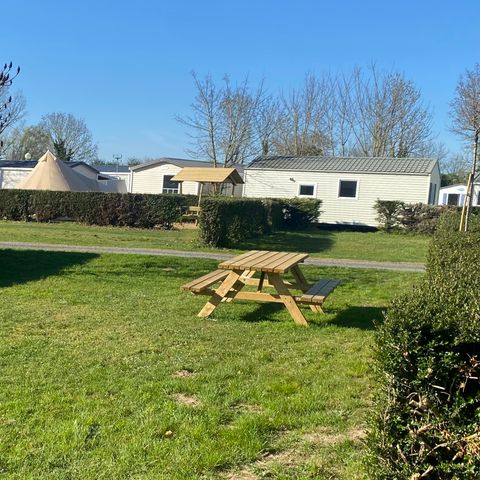 Emplacement - Privilège garden - Avec électricité et table/ 5 pers max