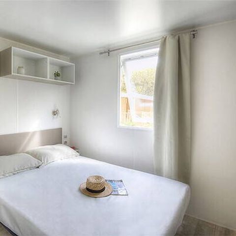 MOBILHOME 5 personnes - Premium | 2 Chambres | Capacité 5 personnes | Terrasse semi couverte | 2 Salles de bain | Climatisation | TV