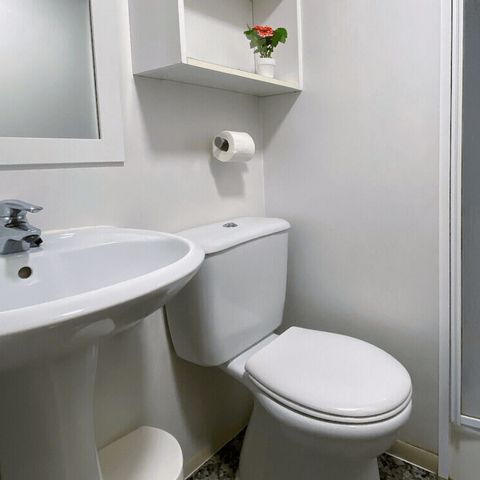 Bungalow 4 personnes - COTE D’AZUR (4 PAX) maximum 2 adults and 2 kids.