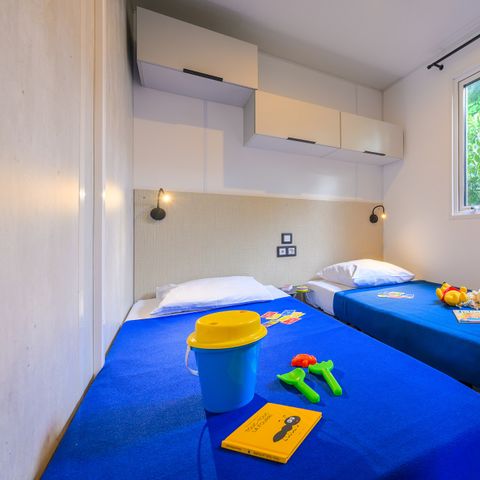 MOBILHOME 5 personnes - D/ COTTAGE CONFORT 2 ch. 4/5 pers. - 30m2 - terrasse couverte