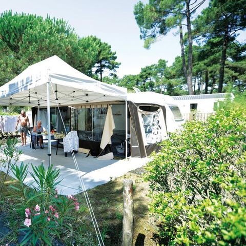 Emplacement - Forfait Privilège (1 tente, caravane ou camping-car / 1 voiture / électricité 10A) + Raccordement eau et évacuation des eaux usées