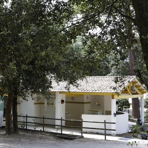Emplacement - Forfait Confort (1 tente, caravane ou camping-car / 1 voiture / électricité 10A)