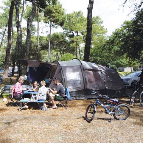 Emplacement - Forfait Confort (1 tente, caravane ou camping-car / 1 voiture / électricité 10A)