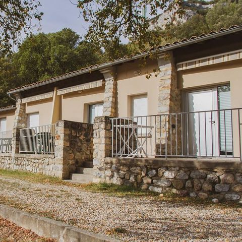 GÎTE 4 personnes - Pavillon avec vue - 1 chambre avec Clim + terrasse et TV