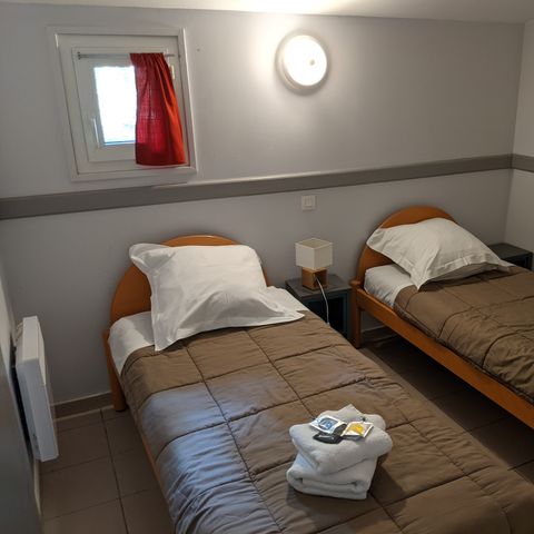 GÎTE 4 personnes - Pavillon avec vue - 1 chambre avec Clim + terrasse et TV