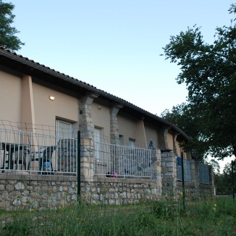 GÎTE 4 personnes - Pavillon avec vue - 1 chambre avec Clim + terrasse et TV