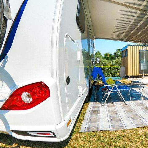 Emplacement - Emplacement Comfort avec sanitaires - 75m² - 6 amp