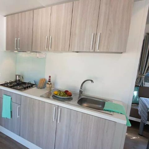 BUNGALOW 6 personnes - Mobil-home | Comfort | 3 Ch. | 6 Pers. | Terrasse surélevée | 2 SDB | Clim.