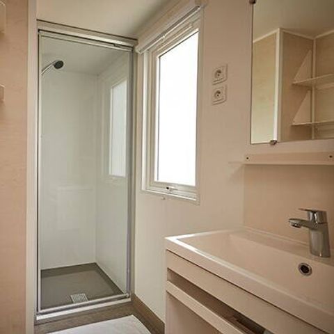 MOBILHOME 4 personnes - Comfort | 2 Ch. | 4 Pers. | Terrasse surélevée | Clim. | TV