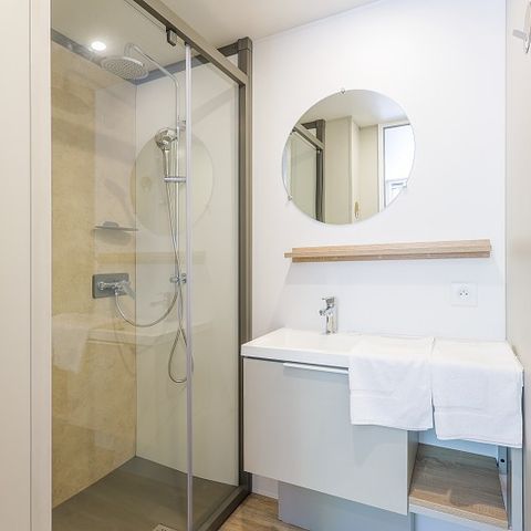 MOBILHOME 4 personnes - Ultimate | 2 Ch. | 4 Pers. | Terrasse surélevée | Douche tropicale | Clim. | TV