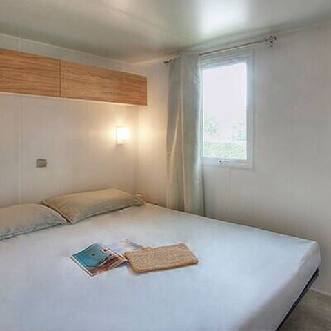MOBILHOME 4 personnes - Mobil-home | Classic | 2 Ch. | 4 Pers. | Terrasse surélevée | 2 SDB | Clim. | TV