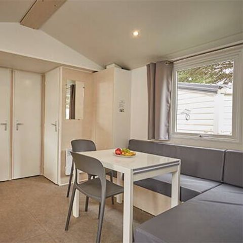 BUNGALOW 4 personnes - Mobil-home | Comfort | 2 Ch. | 4 Pers. | Terrasse surélevée | 2 SDB | Clim. | TV