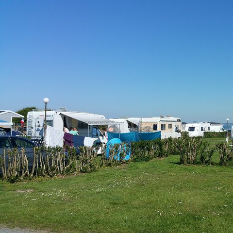 Emplacement - Forfait CONFORT (1 tente, caravane ou camping-car / 1 voiture / électricité 6A)