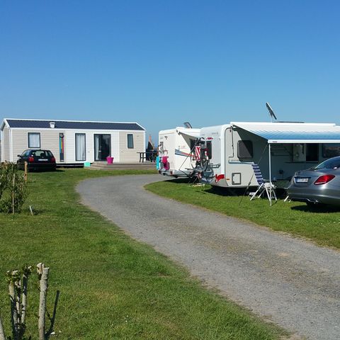 Emplacement - Forfait CONFORT (1 tente, caravane ou camping-car / 1 voiture / électricité 6A)