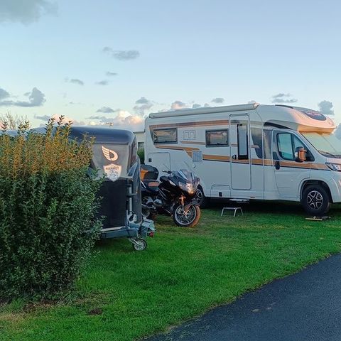 Emplacement - Forfait CONFORT XXL (1 tente, caravane ou camping-car / 1 voiture / électricité 10A)