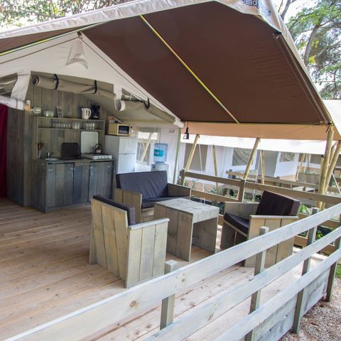 Tente en toile et en bois 5 personnes - Luxe safaritent sanitaire