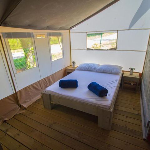 Tente en toile et en bois 5 personnes - Luxe safaritent sanitaire