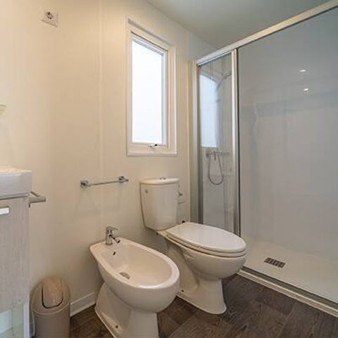 MOBILHOME 4 personnes - Mobil-home | Premium | 2 Ch. | 4 Pers. | Terrasse surélevée | 2 SDB | Clim. | TV