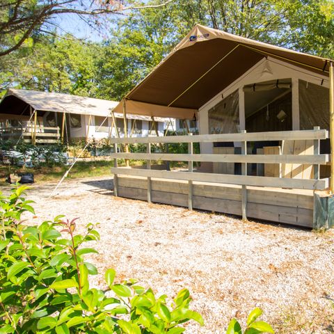 Tente en toile et en bois 5 personnes - Valkanela - Tente safari + sanitaires + climatisation (5P)