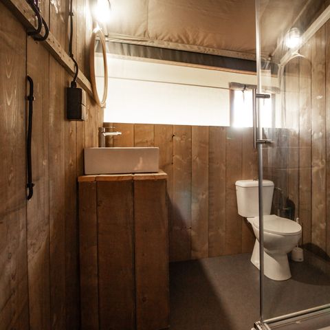 TENTE TOILE ET BOIS 5 personnes - Valkanela - Tente safari + sanitaires + climatisation (6P)