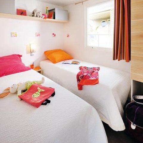 MOBILHOME 4 personnes - Standard Bois 31m² 3 chambres + terrasse semi-couverte 18m² + TV
